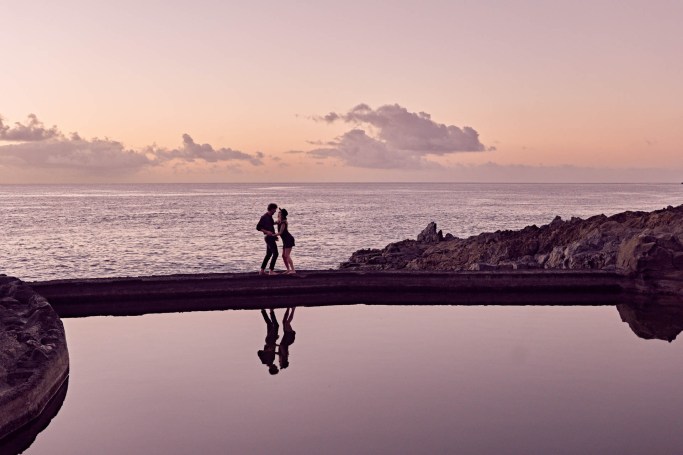 Paarshooting Naturpool Teneriffa – zartes Portrait Paar Sonnenaufgang © Chirlyart