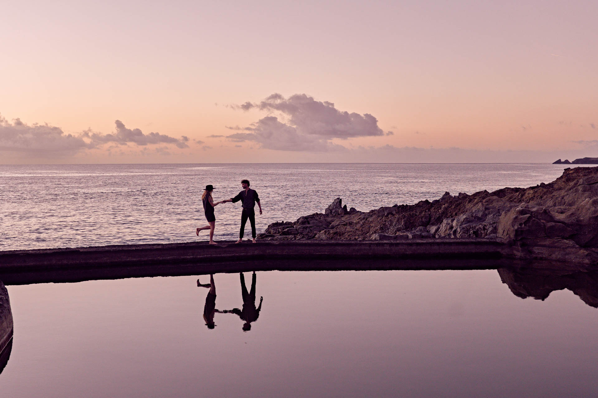 Couple Shooting Naturpool Teneriffa Weitwinkel – Paar am Atlantik Küstenpool goldene Stunde © Chirlyart