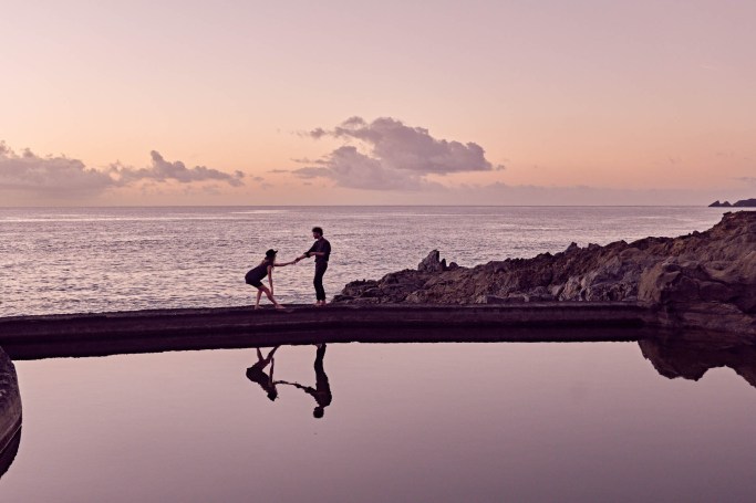 Couple Shooting Naturpool Teneriffa – Paar umarmt sich Küste goldenes Licht © Chirlyart