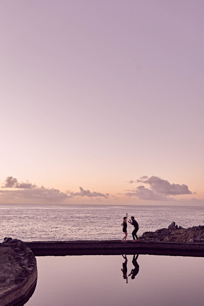 Paarshooting Küstenpool Kanaren – Portrait Paar im Sonnenaufgangslicht Teneriffa © Chirlyart