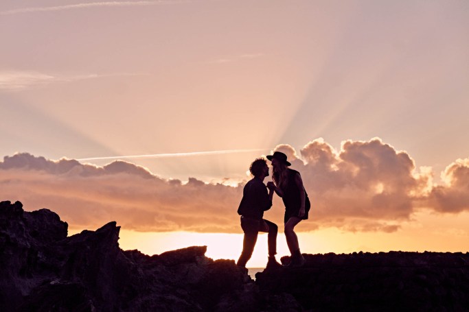 Paarshooting Teneriffa – Paar küsst sich Küstenpool goldenes Morgenlicht Kanaren © Chirlyart