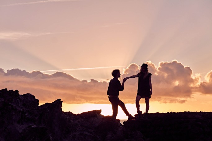 Paarshooting Teneriffa Küstenpool – Paar zartes Portrait warmes Licht Sonnenaufgang © Chirlyart