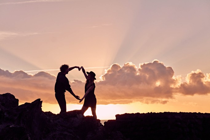 Couple Shooting Teneriffa – Paar romantischer Moment Naturpool goldenes Morgenlicht © Chirlyart