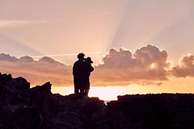 Paarshooting Küste Kanaren – Paar küsst sich Naturpool goldene Stunde Teneriffa © Chirlyart