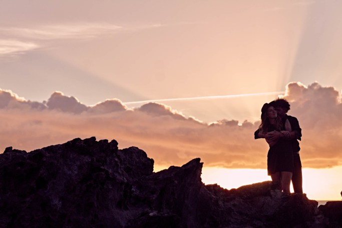 Couple Shooting Teneriffa – Paar Hand in Hand Küstenpool romantische Stimmung © Chirlyart