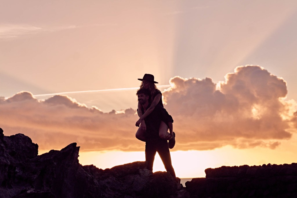 Paarshooting Naturpool Teneriffa Atlantik – Paar romantisches Portrait goldenes Licht © Chirlyart