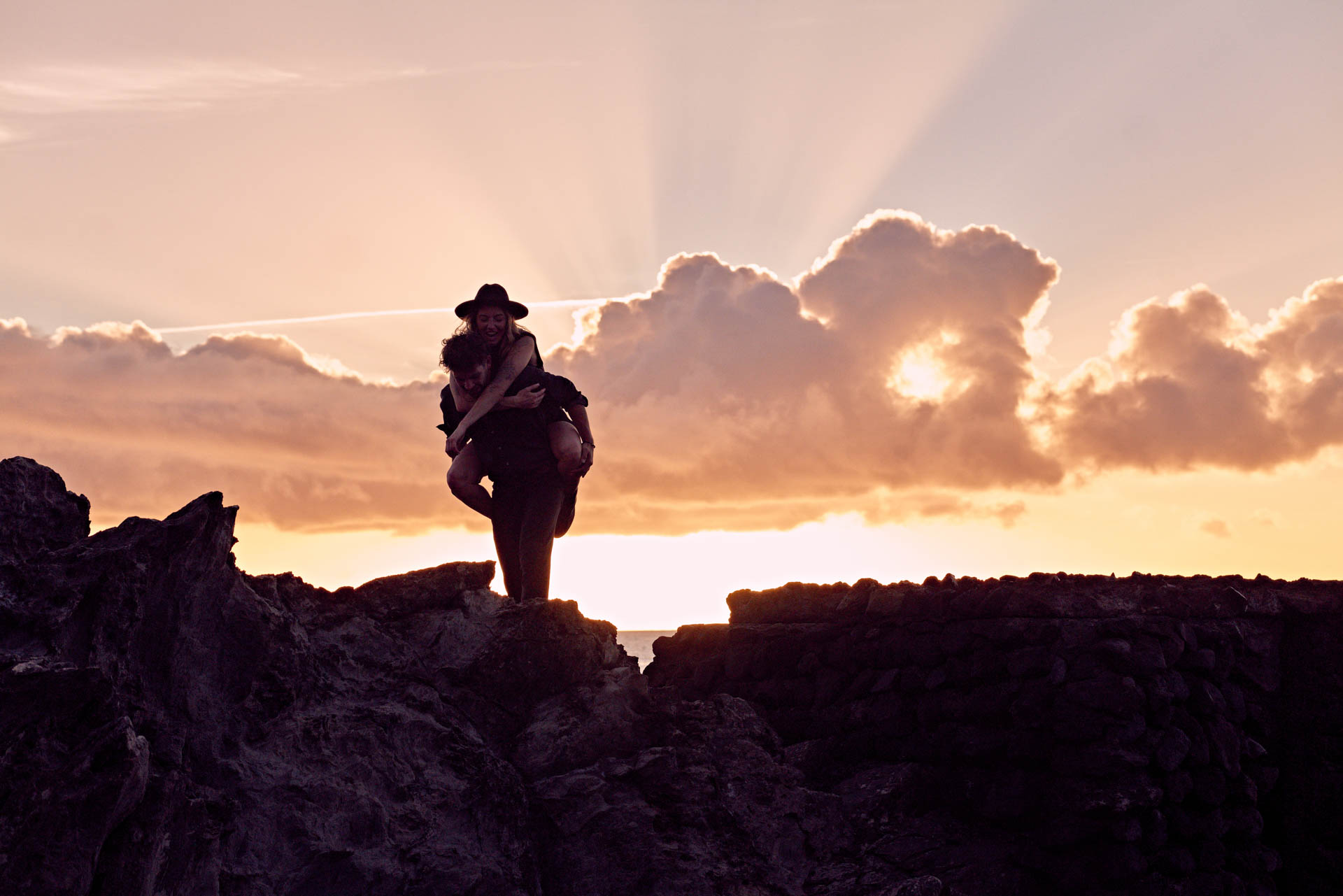 Couple Shooting Teneriffa Weitwinkel – Paar am Naturpool goldener Morgen Küste Atlantik © Chirlyart