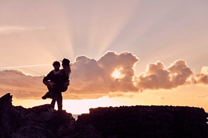 Paarshooting Teneriffa – Paar intimer Moment Naturpool warmes Morgenlicht © Chirlyart