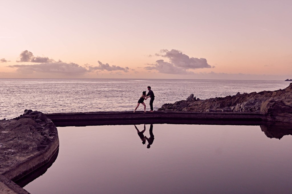 Paarshooting Naturpool Teneriffa – Paar am Küstenpool romantische Stimmung © Chirlyart