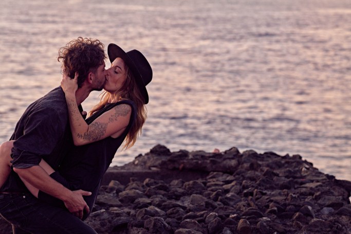 Couple Shooting Teneriffa – Paar Hand in Hand Küste goldenes Morgenlicht Kanaren © Chirlyart