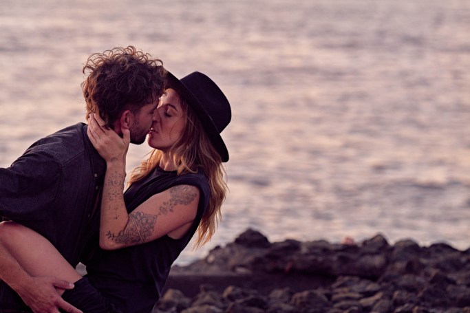 Paarshooting Küstenpool Teneriffa – Paar romantischer Moment goldene Stunde © Chirlyart