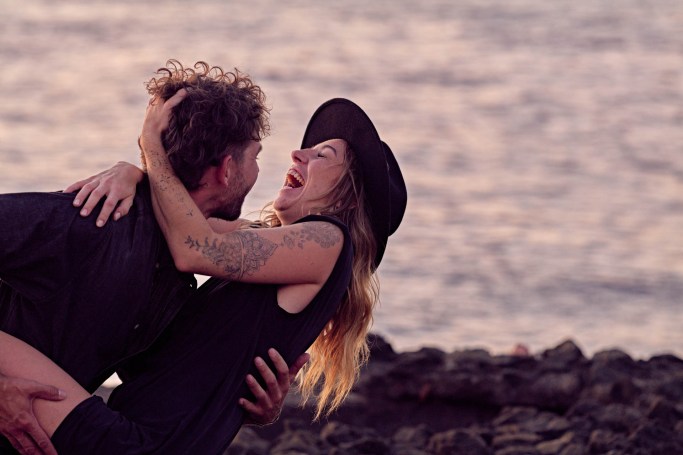 Couple Shooting Naturpool Teneriffa – Paar zartes Portrait warmes Licht Küste © Chirlyart