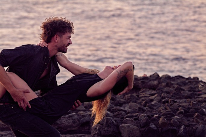 Couple Shooting Küste Teneriffa – Paar romantische Stimmung Naturpool goldenes Morgenlicht © Chirlyart