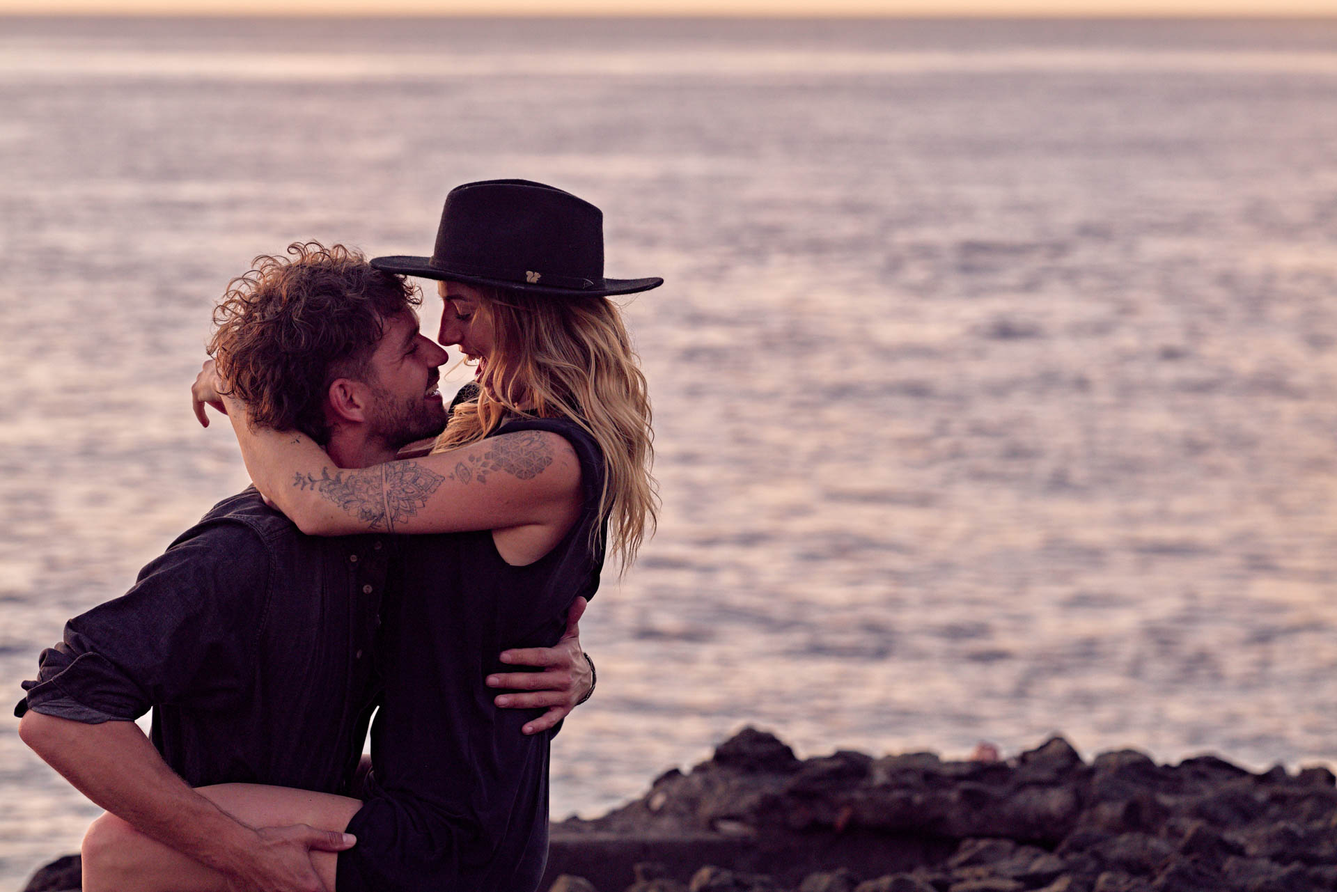 Paarshooting Teneriffa Weitwinkel – Paar Küstenpool Atlantik goldene Stunde romantisch © Chirlyart