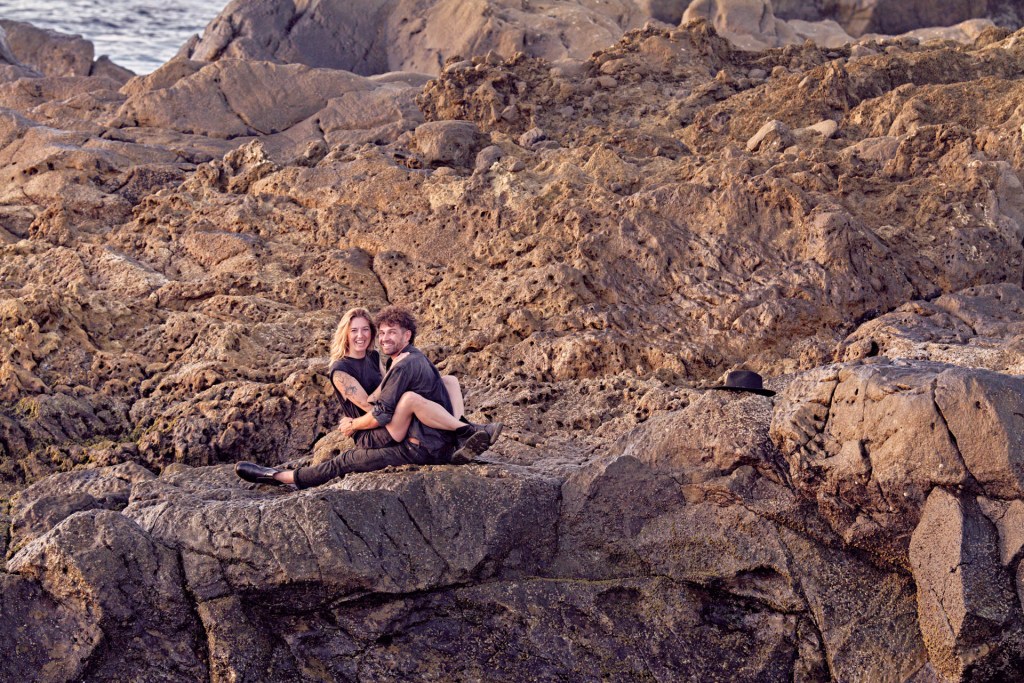 Couple Shooting Naturpool Teneriffa – Paar romantisches Portrait goldenes Licht Küste © Chirlyart