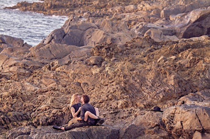 Paarshooting Teneriffa – Paar intimer Moment Küstenpool warmes Morgenlicht Atlantik © Chirlyart