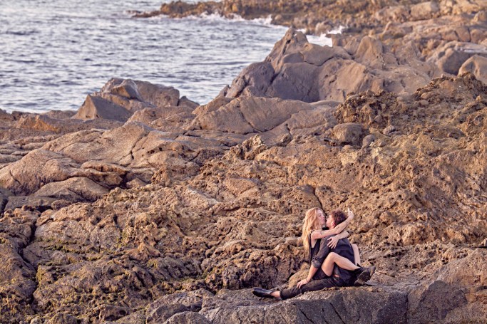 Couple Shooting Teneriffa – Paar küsst sich Naturpool goldene Stunde Küste Kanaren © Chirlyart
