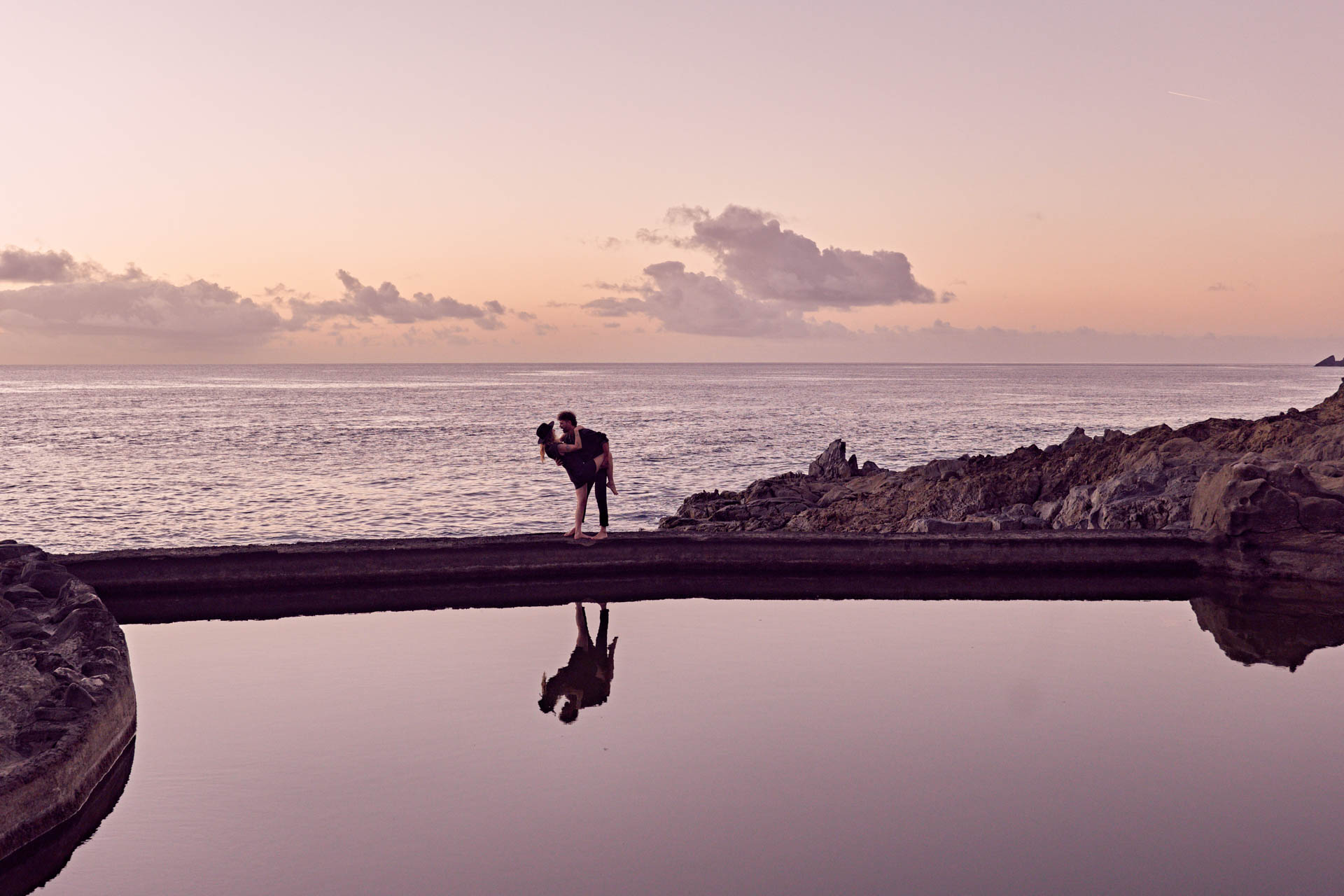 Couple Shooting Teneriffa Atlantik – Paar am Naturpool Weitwinkel goldene Stunde © Chirlyart