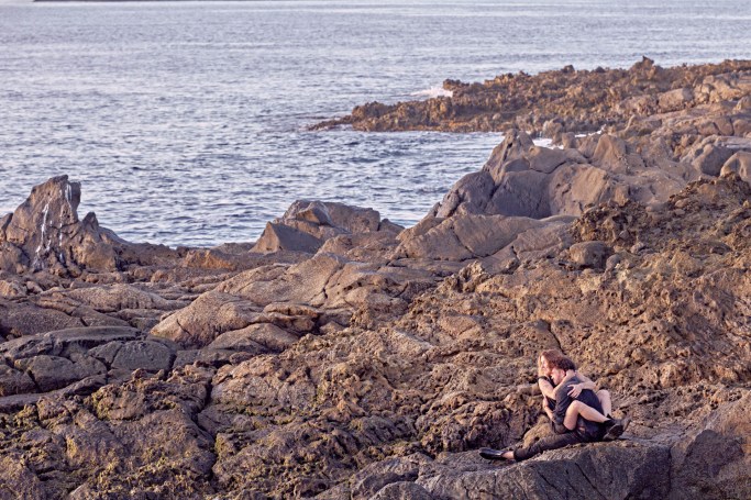 Couple Shooting Küste Teneriffa – Paar zartes Portrait Naturpool goldenes Licht © Chirlyart