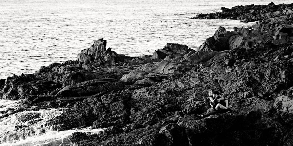Couple Shooting Teneriffa Weitwinkel – Paar am Naturpool goldene Stunde Atlantikküste © Chirlyart