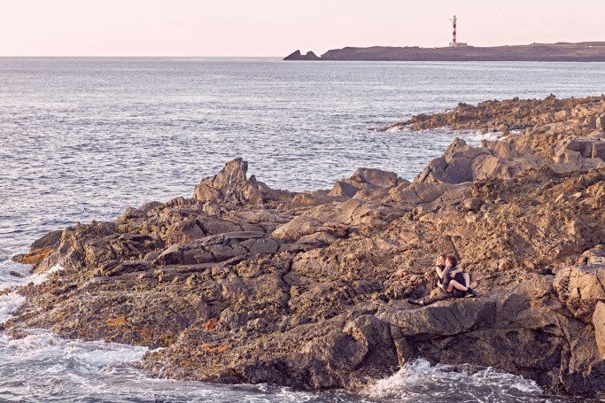 Paarshooting Teneriffa – Paar romantischer Kuss Naturpool goldenes Morgenlicht Kanaren © Chirlyart