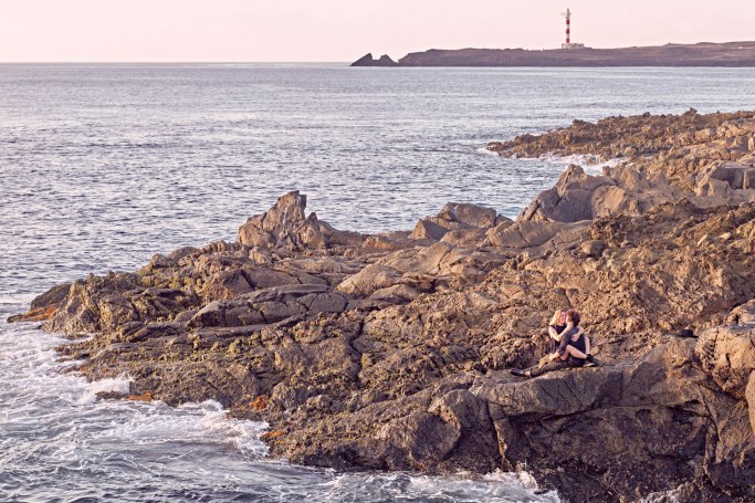 Couple Shooting Küste Teneriffa – Paar romantische Umarmung Küstenpool goldene Stunde © Chirlyart