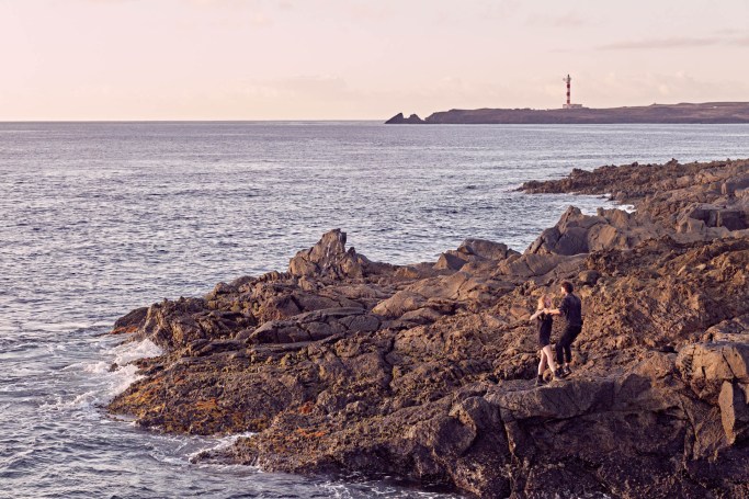 Paarshooting Naturpool Teneriffa – Paar zartes Portrait warmes Licht Atlantik © Chirlyart