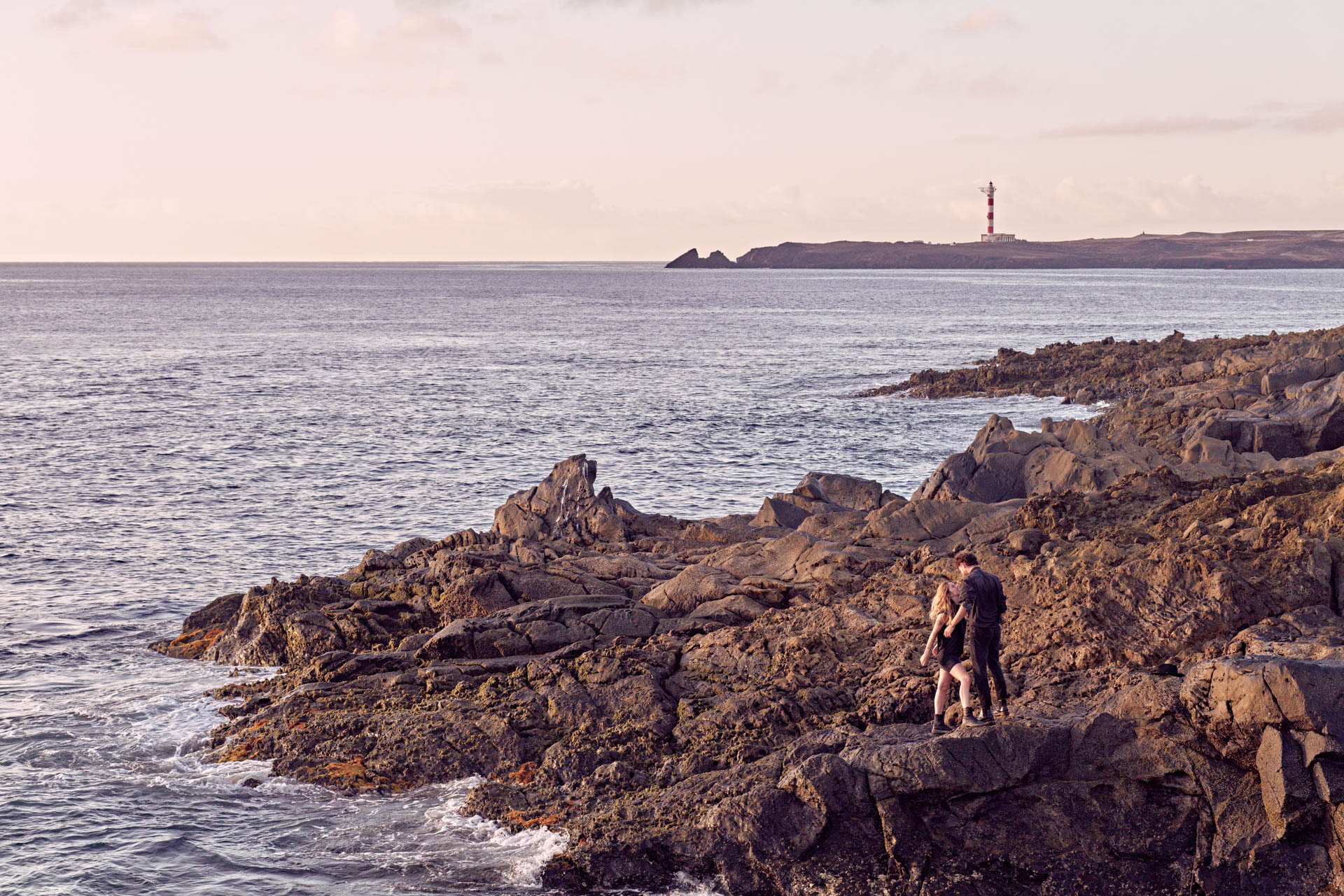 Couple Shooting Naturpool Teneriffa Abschluss – Paar am Küstenpool goldene Stunde romantische Stimmung Kanaren © Chirlyart