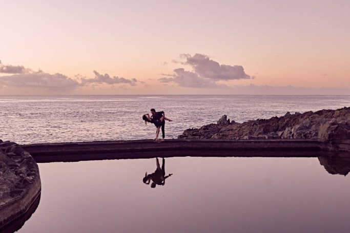 Paarshooting Küste Teneriffa – Paar intimer Moment Naturpool Sonnenaufgang © Chirlyart