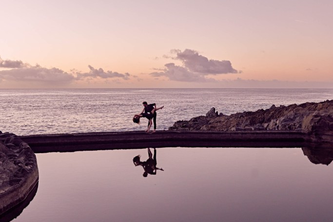 Couple Shooting Teneriffa – Paar Hand in Hand Küstenpool warmes Licht Kanaren © Chirlyart