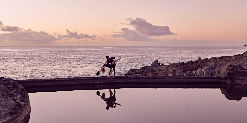 Paarshooting Naturpool Teneriffa Panorama – Paar an Küste goldenes Morgenlicht © Chirlyart