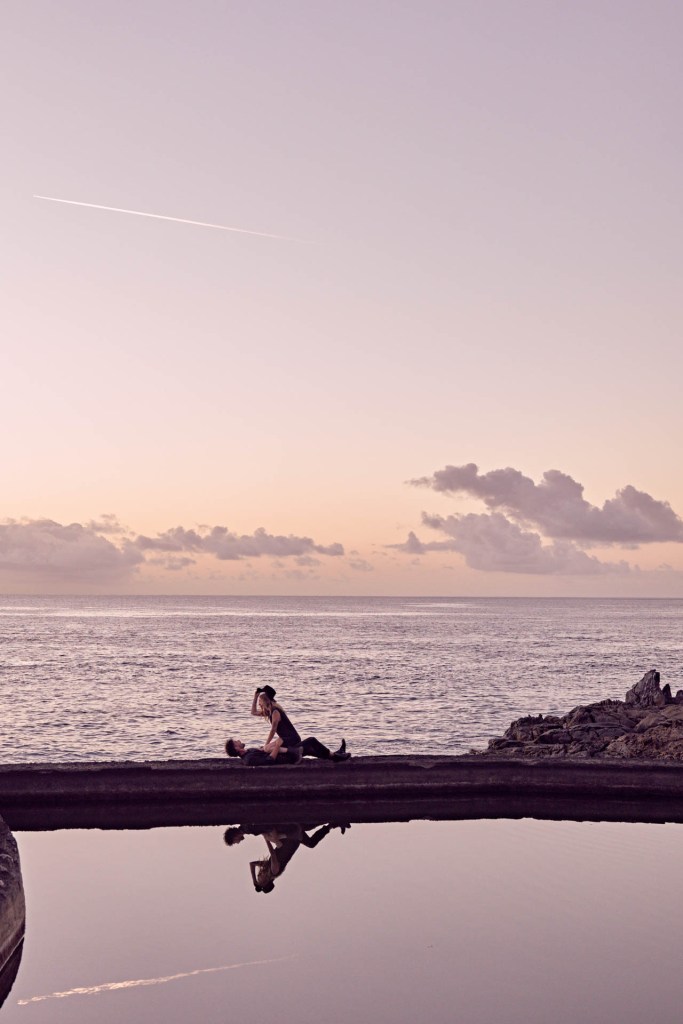 Paarshooting Naturpool Küste Teneriffa – Portrait Paar Sonnenaufgang Atlantik © Chirlyart