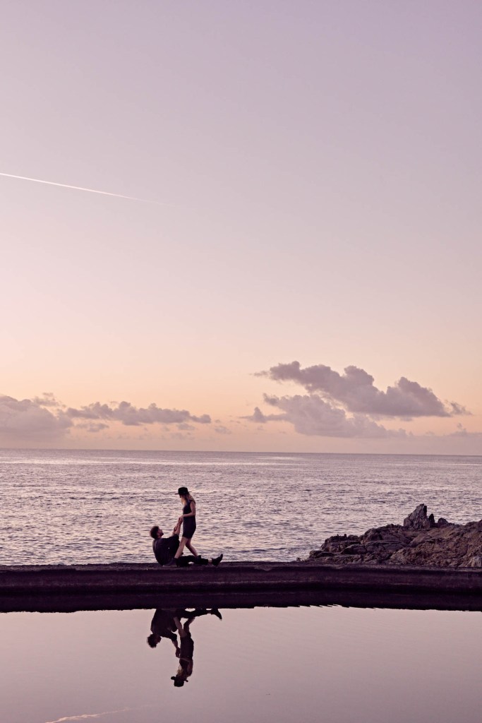 Paarshooting Teneriffa Küstenpool – Paar zartes Portrait Sonnenaufgangslicht © Chirlyart
