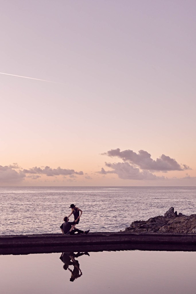 Couple Shooting Naturpool Teneriffa – Paar lacht gemeinsam Atlantik goldene Stunde © Chirlyart