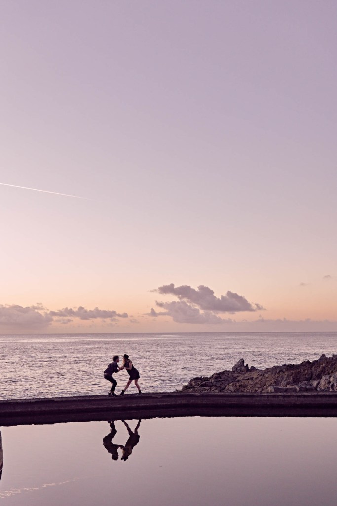 Paarshooting Küste Kanaren Teneriffa – Paar intimer Moment warmes Licht Pool © Chirlyart