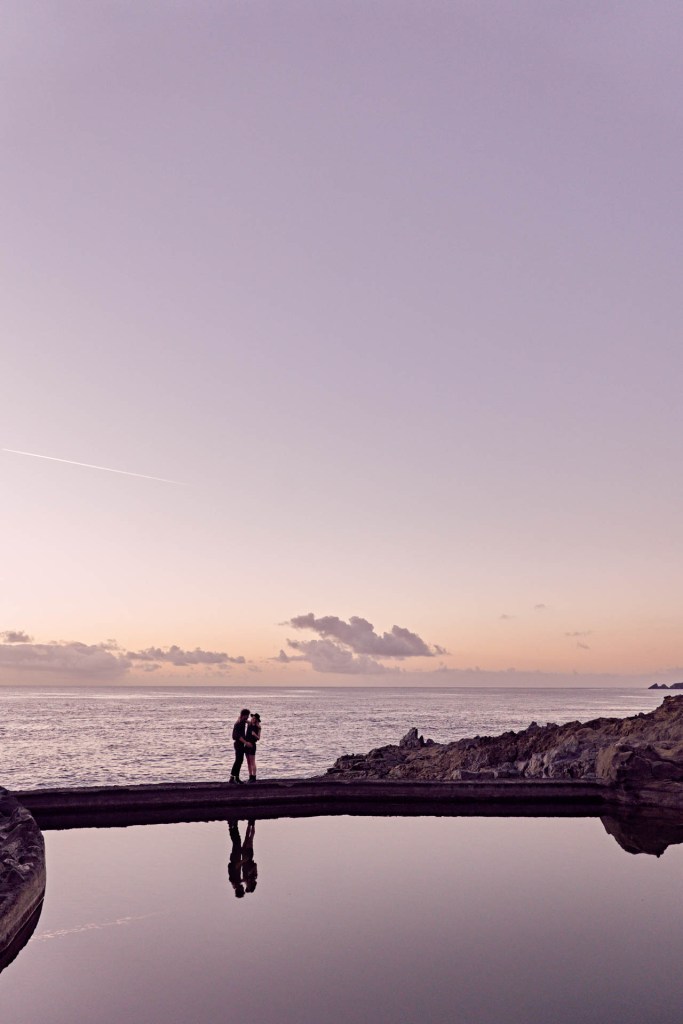 Couple Shooting Naturpool Teneriffa – Paar küsst sich Küste Sonnenaufgang © Chirlyart