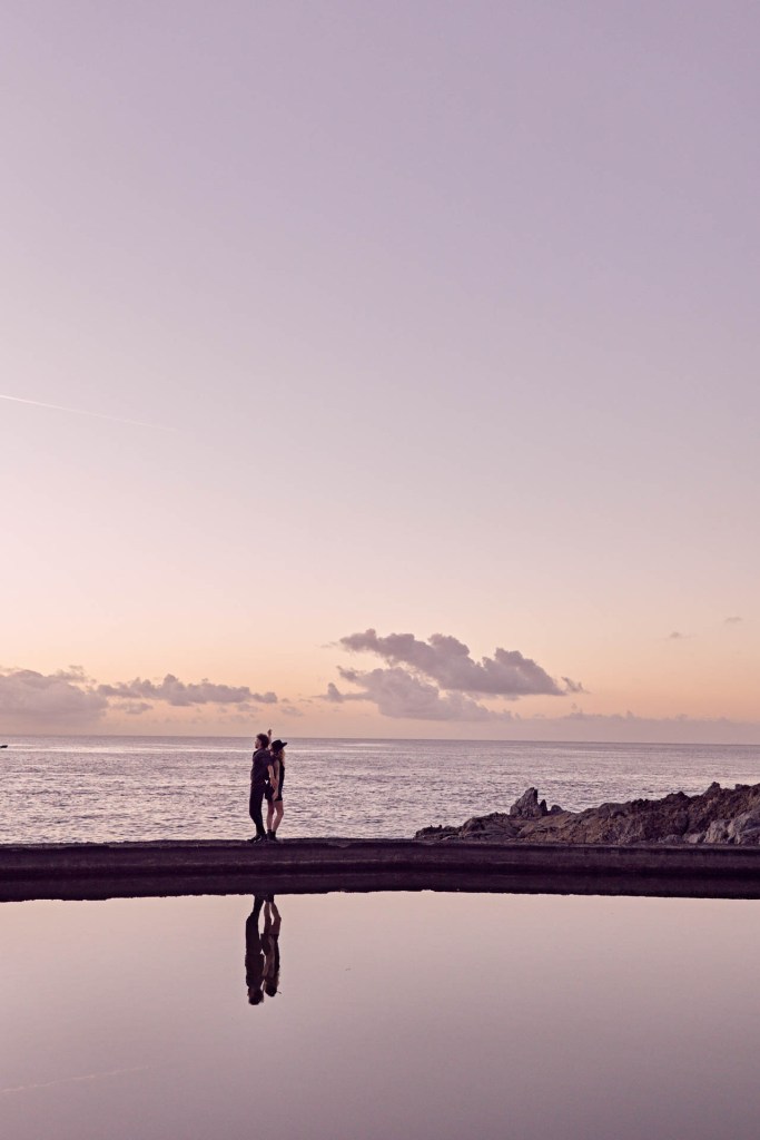 Paarshooting Küste Teneriffa – Portrait Paar goldenes Morgenlicht Naturpool © Chirlyart