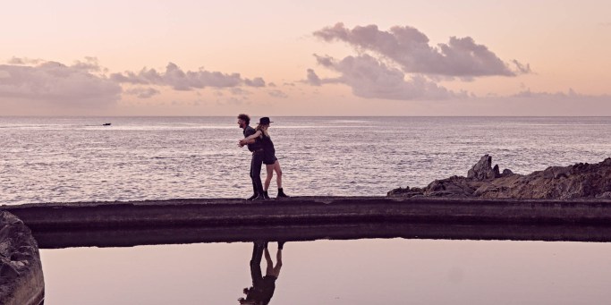 Couple Shooting Teneriffa Panorama – Paar am Küstenpool weites Format Kanaren © Chirlyart