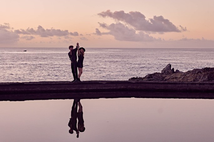 Paarshooting Naturpool Teneriffa – Paar spaziert Küste warmes Licht Atlantik © Chirlyart