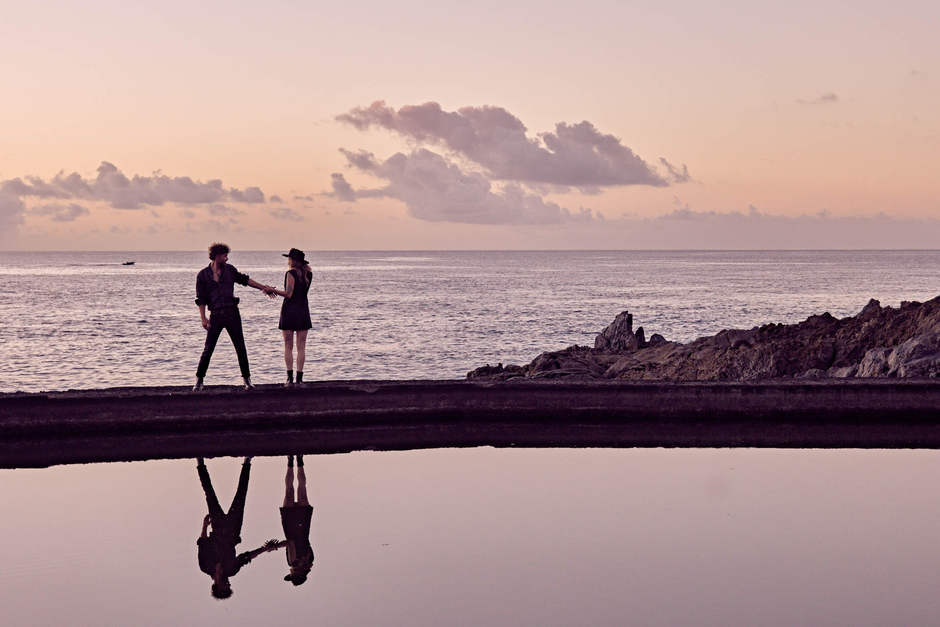 Couple Shooting Teneriffa Weitwinkel – Paar am Naturpool Atlantik goldene Stunde Kanaren © Chirlyart