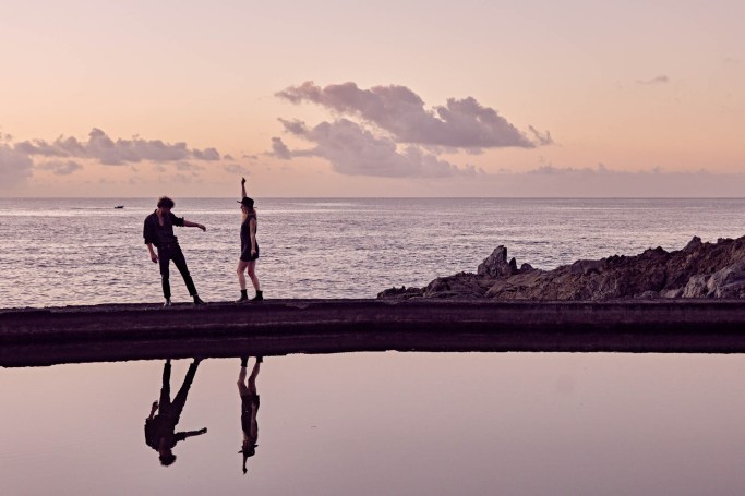 Paarshooting Teneriffa – Paar am Küstenpool Sonnenaufgang romantischer Moment © Chirlyart