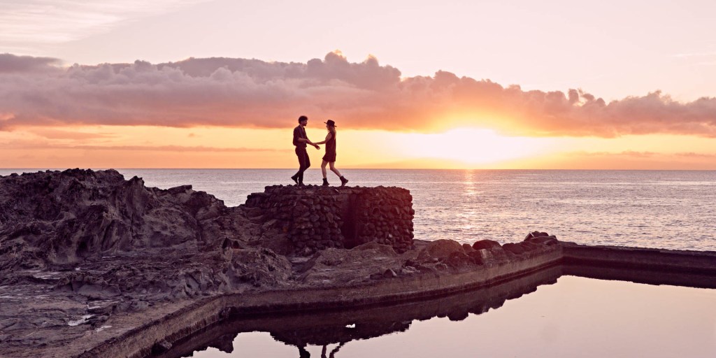 Couple Shooting Naturpool Teneriffa Panorama – Paar Küste goldenes Licht Kanaren © Chirlyart