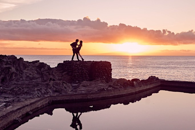 Paarshooting Teneriffa Küste – Paar küsst sich Pool warmes Morgenlicht Atlantik © Chirlyart