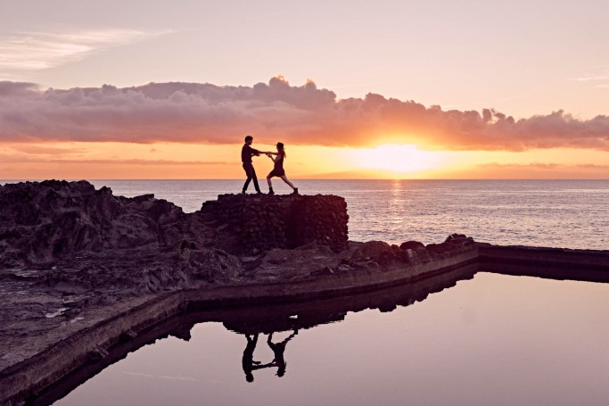 Couple Shooting Naturpool Kanaren – Paar romantische Umarmung goldenes Licht © Chirlyart