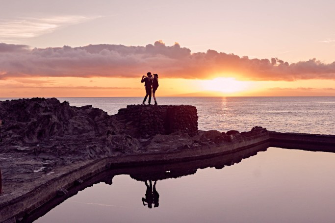 Paarshooting Küstenpool Teneriffa – Paar zartes Portrait Sonnenaufgang © Chirlyart