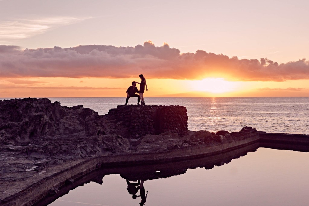 Couple Shooting Teneriffa Naturpool – Paar am Küstenpool romantische Stimmung © Chirlyart
