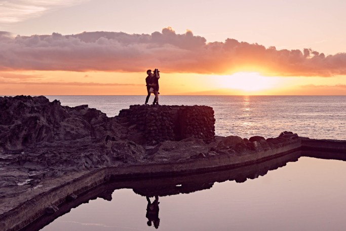 Paarshooting Teneriffa – Paar intimer Moment Küste goldenes Morgenlicht © Chirlyart