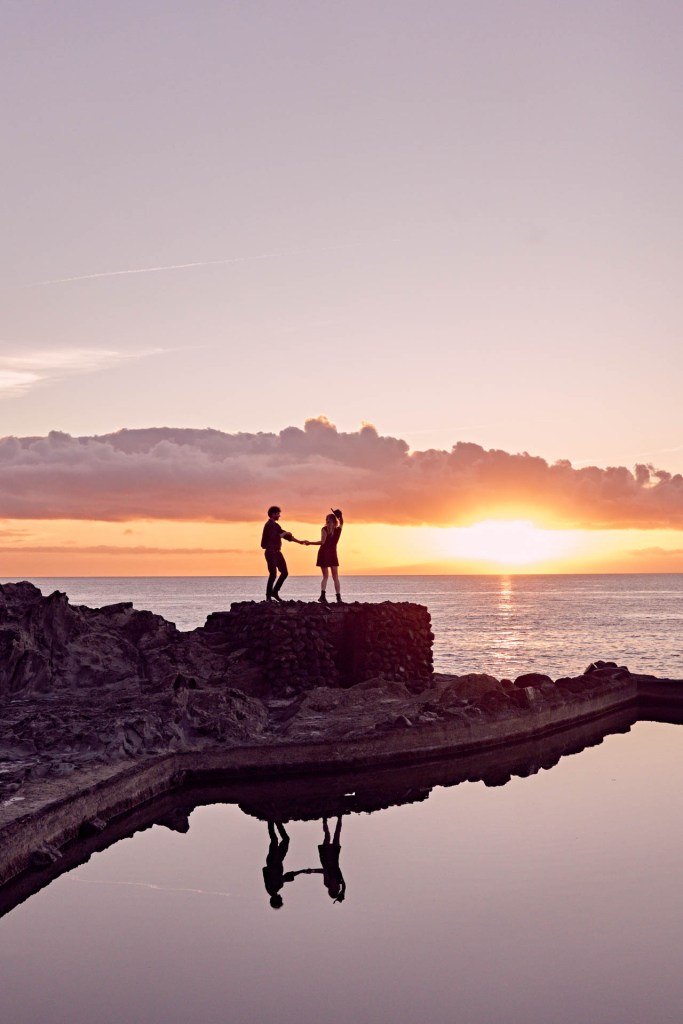 Couple Shooting Küste Teneriffa – Portrait warmes Licht Küstenpool Kanaren © Chirlyart
