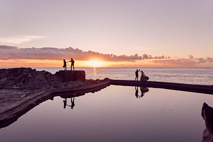 Paarshooting Naturpool Teneriffa – Paar Sonnenaufgang Atlantik romantisch © Chirlyart