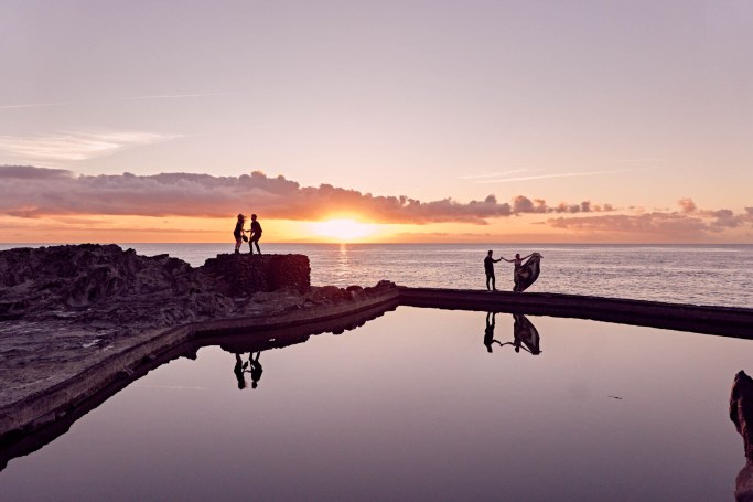 Couple Shooting Teneriffa – Paar Hand in Hand Küstenpool goldenes Licht © Chirlyart